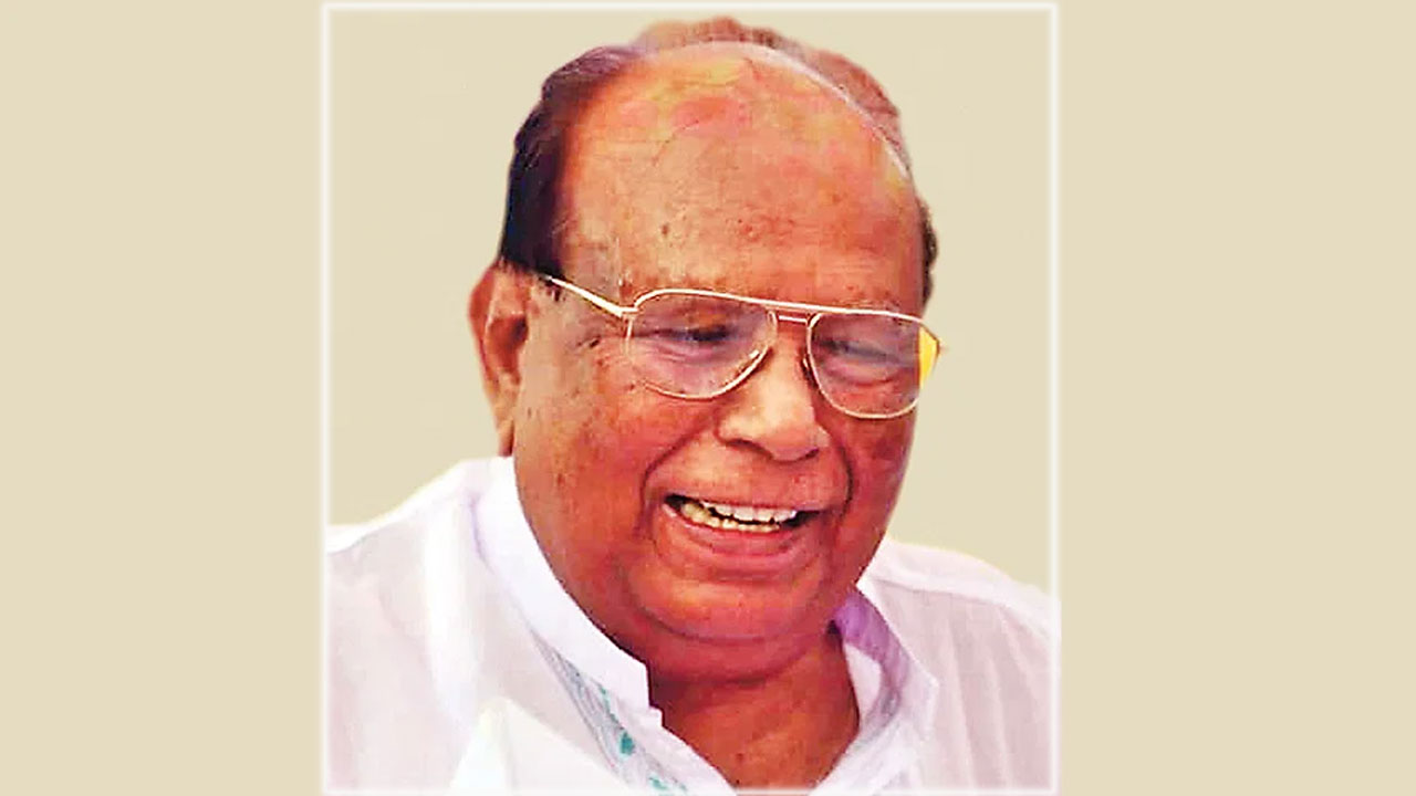 ‘ভোটকেন্দ্রে না এলে সুবিধাভোগীর তালিকা থেকে নাম কাটা যাবে : রমেশ চন্দ্র সেন।