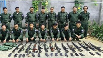 মিয়ানমারে বিদ্রোহীদের সাথে লড়াইয়ে টিকতে না পেরে অসহায় আত্মসমর্পণ করছে সৈন্যরা