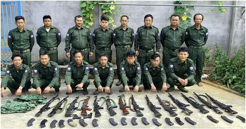 মিয়ানমারে বিদ্রোহীদের সাথে লড়াইয়ে টিকতে না পেরে অসহায় আত্মসমর্পণ করছে সৈন্যরা