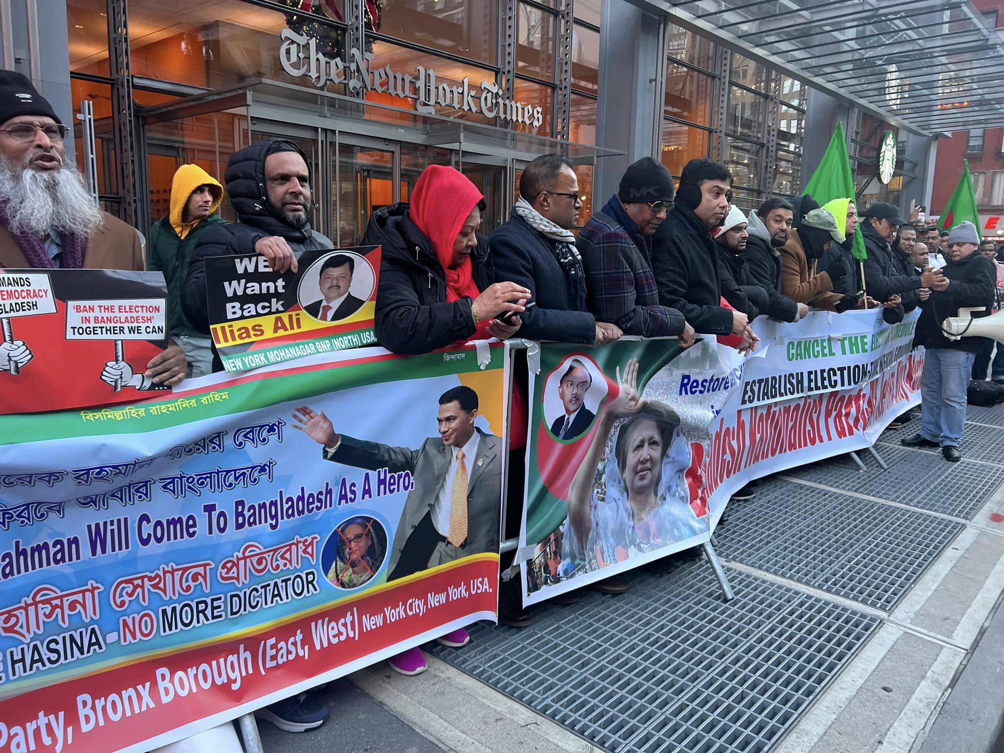 বাংলাদেশে জাতীয় নির্বাচনী তফসিল বাতিল ও শেখ হাসিনা সরকারের পদত্যাগের দাবীতে টাইমস স্কয়ারে মহানগর বিএনপি’র মানববন্ধন