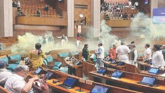 পার্লামেন্টে হলুদ ধোয়া : ভারতের পার্লামেন্ট থেকে বিরোধী ১৪১ এমপিকে সাময়িক বরখাস্ত