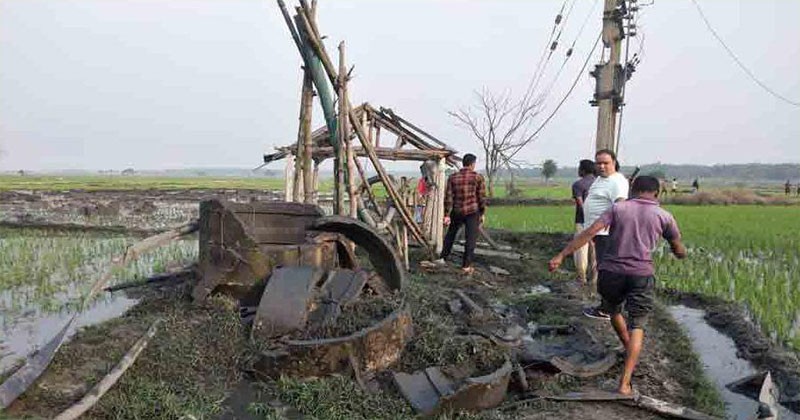 ভারতীয় বিমানবাহিনীর  লক্ষ্যভ্রষ্ট হওয়া বোমার    আঘাতে পুড়ে ছাড়খার জমির ধান,  পুড়ল পাম্প সেটের ছাউনি