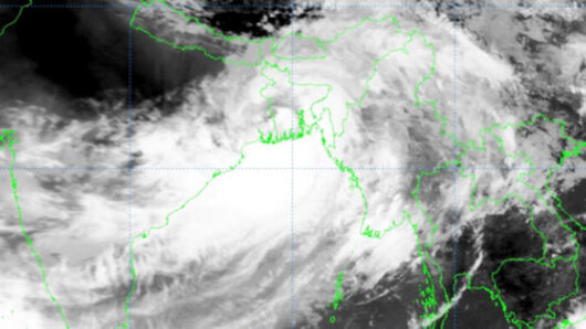 ১৬৯ কিমি বেগে আছড়ে পড়ল ঘূর্ণিঝড় ‘ইসাইয়াস’, জলোচ্ছ্বাসের আশঙ্কা