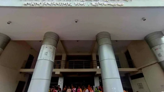 জগন্নাথ বিশ্ববিদ্যালয় বন্ধ ঘোষণার পরে  ‘হল ছাড়ব না’ স্লোগানে বিক্ষোভ ছাত্রীদের
