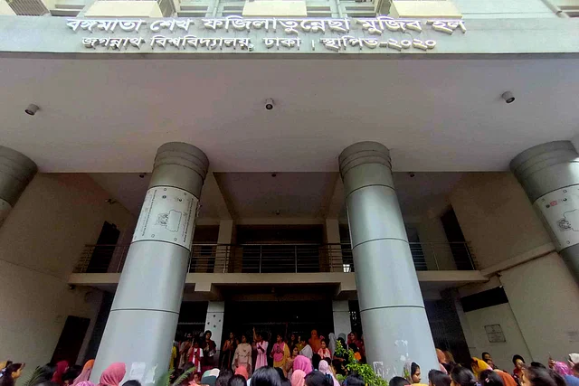 জগন্নাথ বিশ্ববিদ্যালয় বন্ধ ঘোষণার পরে  ‘হল ছাড়ব না’ স্লোগানে বিক্ষোভ ছাত্রীদের