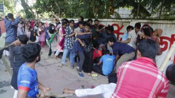 সারাদেশে ছাত্র নির্যাতন ও হত্যার প্রতিবাদে নিজেদের বাকৃবি বিবেকবান সাধারণ শিক্ষক উল্লেখ করে মুখে কালো কাপড় বেঁধে মৌন মিছিল