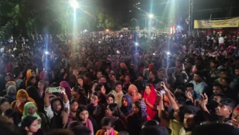 মধ্যরাতে উত্তাল ঢাবি, ছাত্রলীগের বাধা উপেক্ষা করে টিএসসিতে হাজারো শিক্ষার্থী