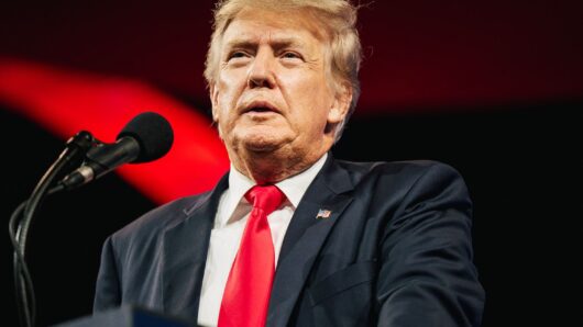 কংগ্রেসের অনুমতি ছাড়াই ইরানে সেনা পাঠাবেন ট্রাম্প