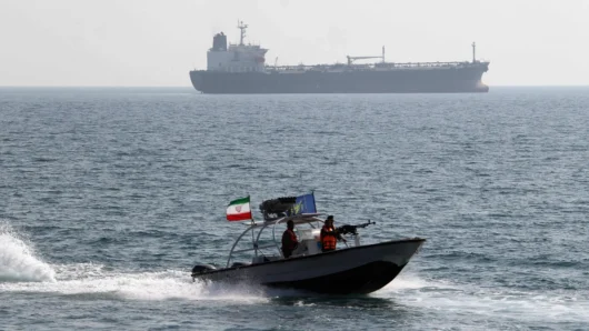 আইআরজিসির ভিডিও প্রকাশ  : ক্ষেপণাস্ত্র তাক করতেই হরমুজ থেকে ‘পালালো’ মার্কিন যুদ্ধজাহাজ