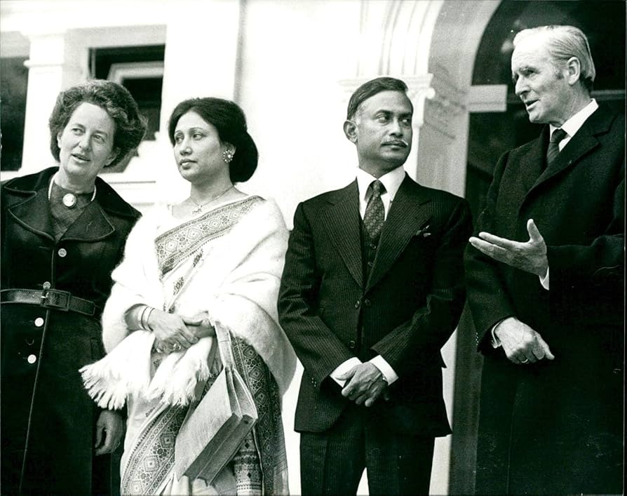 সময়ের প্রয়োজনে গৃহবধূ খালেদা খানম  (পুতুল) থেকে  রাজনীতিতে  বেগম খালেদা জিয়া