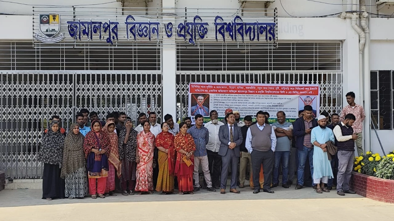 জাবিপ্রবির প্রশাসনিক ভবনে তালা, ৭ দফা দাবিতে বিক্ষোভ