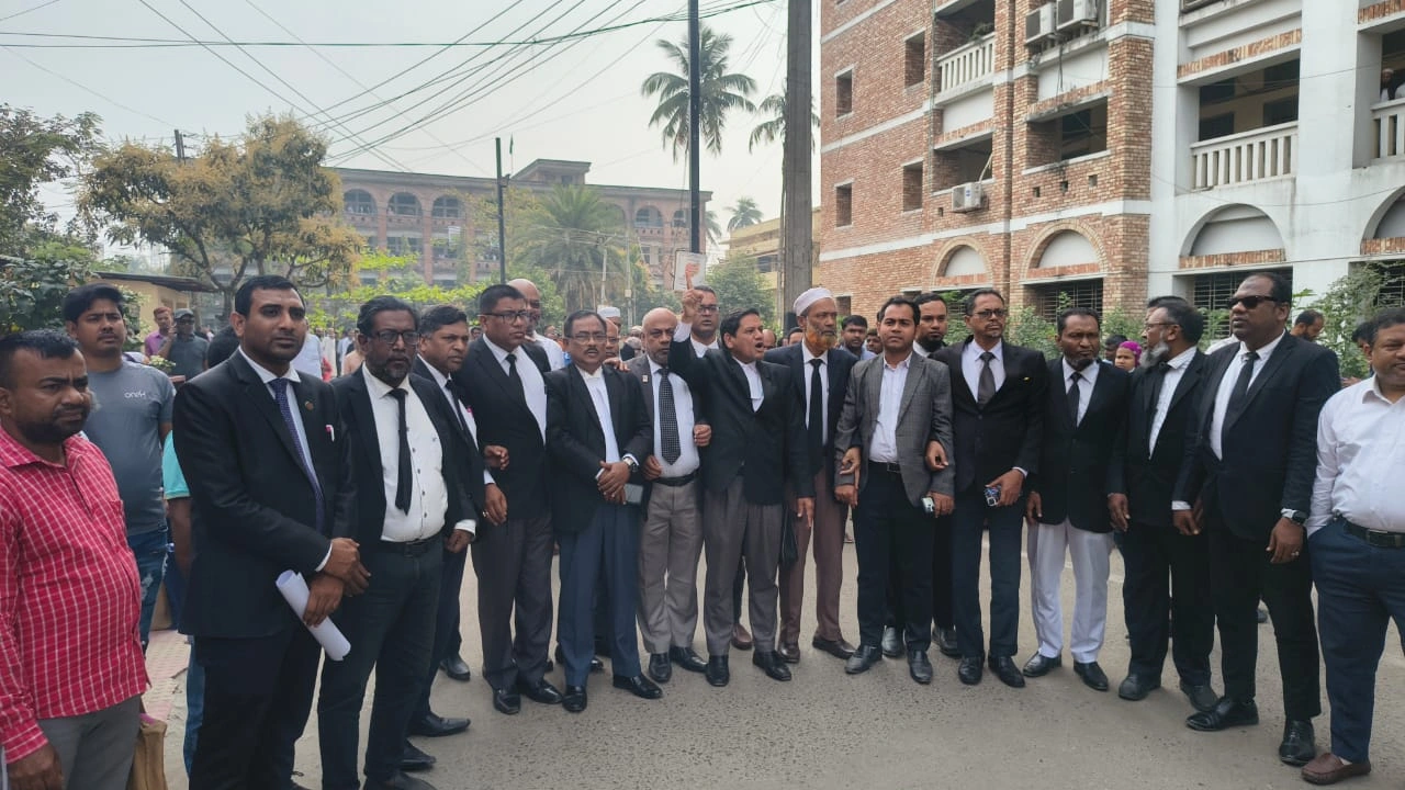 আ.লীগ নেতাদের জামিন, বরিশালে আদালত বর্জন করে আইনজীবীদের বিক্ষোভ
