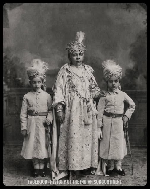 Sultana Jahan Begum with her two grandchildren