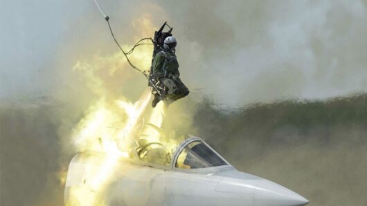 ইরানের হামলায় টিকতে না পেরে সাগরে ঝাঁপ দিলেন মার্কিন পাইলট