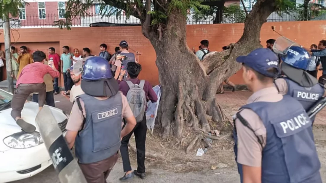 ১০ ঘণ্টা পর শিক্ষার্থীদের আন্দোলন স্থগিত, সংসদ এলাকায় শিক্ষার্থীদের অবরোধ , পুলিশের লাটিচার্জ , বাস ভাঙচুরমন্ত্রীর পদত্যাগ দাবিতে ‌‘অনড়’