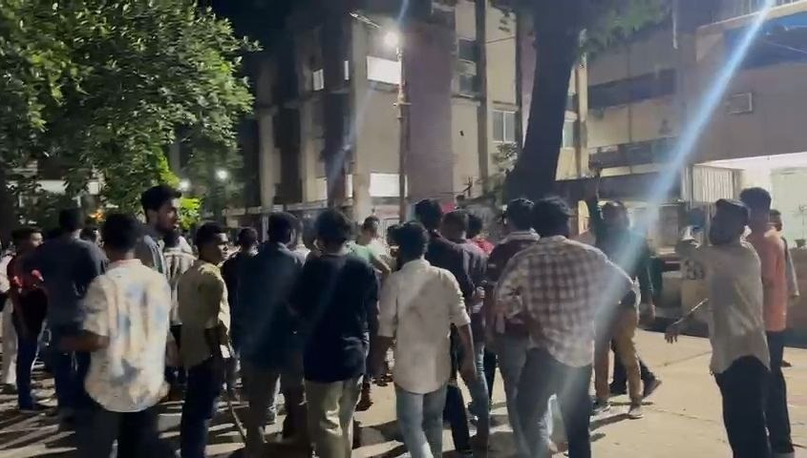জবি ছাত্রদলের কনসার্টে স্টেজে বসা নিয়ে দুই গ্রুপের সংঘর্ষ, আহত ৩