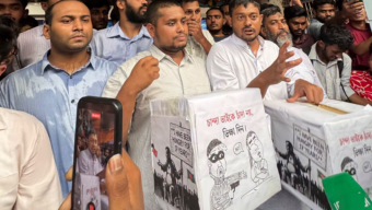 ভিক্ষা লাগলে ভিক্ষা নে , চান্দাবাজি ছাইড়া দে নতুন  স্লোগানে চাঁদাবাজির বিকল্প হিসেবে ‘পুনর্বাসন দানবক্স’ চালুর ঘোষণা হাসনাত আবদুল্লাহর