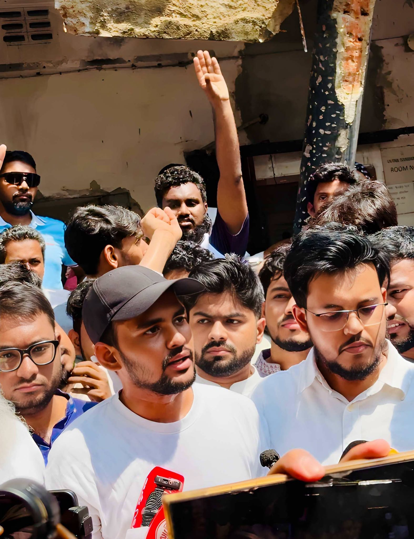 রাড্ডা ক্লিনিক দখল করতে দেওয়া হবে না, ধ্বংসস্তূপের মধ্যেই মা ও শিশুদের চিকিৎসা দেবেন স্বাস্থ্যকর্মীরা: আসিফ মাহমুদ