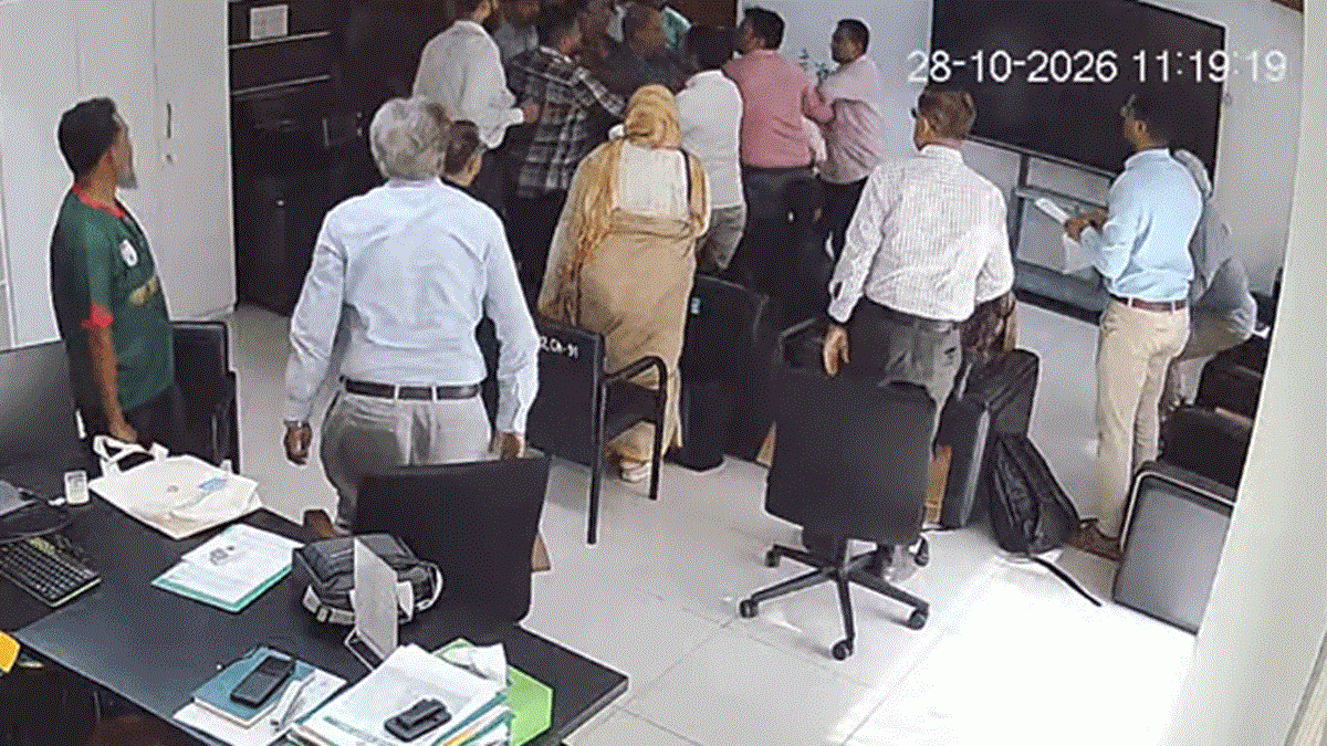 অভিযোগ ড্যাবের বিরুদ্ধে : আইইডিসিআরের কার্যালয়ে ঢুকে পরিচালককে মারধর