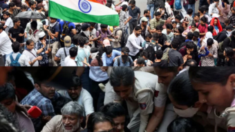 দিল্লিতে পুলিশের ভ্যানে নারী বিক্ষোভকারীদের মারধর ও যৌন নির্যাতনের অভিযোগ